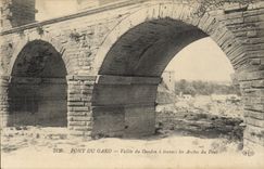 CPA Pont du Gard Vallee du Gardon a travers les Arches du Pont 