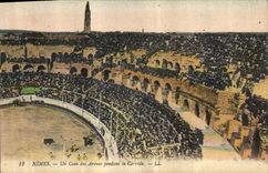 CPA Nimes Un Coin des Arenes pendant la Corrida 