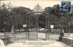 CPA Nimes Entree du Jardin de la Fontaine sur le Boulevard de la Republique 