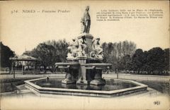 CPA Nimes Fontaine Pradier cette Fontaine Batie sur la Place de l'Esplanade est composee de cinq sta