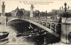 CPA Paris Le Pont Alexandre III et le Petit Palais Bateau