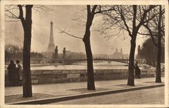 CPA Paris en flanant Le Cours la reine Tour Eiffel