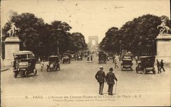 CPA Paris L'Avenue des Champs Elysees et les Chevaux de Marly 