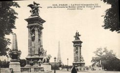 CPA Paris Le Pont Alexanfre III pris du Cours la Reine vers la Tour Eiffel 