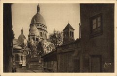 CPA Paris Le Sacre Coeur et le Clocher de l'Eglise Saint Pierre 