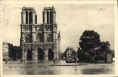 CPA Paris Le Parvis et la Facade de Notre Dame 