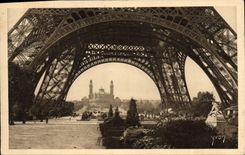 CPA Paris Sous la Tour Eiffel Dans le fond le Trocadero 