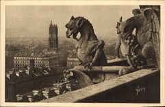 CPA Paris Notre Dame de Paris A gauche des chimeres la Tour St Jacques et le Sacre Coeur 