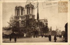 CPA Paris La Cathedrale Notre Dame et le quai de Montebello 