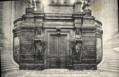 CPA Paris Hotel des Invalides les Portes de Bronze par Etex Fondues avec les Canons pris a Austerlit