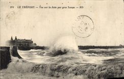 CPA Le Treport vue Sur la jetee par gros Temps 