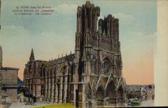 CPA Reims dans les Ruines apres la Retraite des Allemands La Cathedrale 