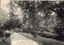 CPA Paris Parc Monceau vue du Parc Vers le Petit Pont 