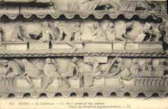 CPA Reims La Ctahedrale Les Morts sortant de leur tombeau Detail du Portail du Jugement dernier 