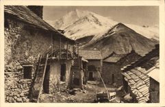 CPA La Douce France Les Alpes Vieilles Maisons du Village de Ventelon pres des Terrasses dans le fon