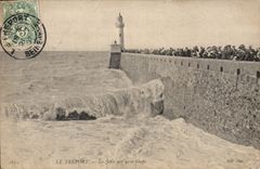 CPA Le Treport La jetee par gros temps Phare
