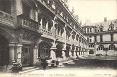 CPA Chateau de Pierrefonds Cour d'Honneur une Galerie 
