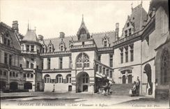 CPA Chateau de Pierrefonds Cour d'Honneur le Beffroi 