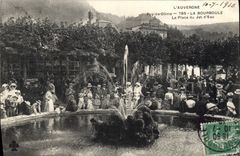 CPA L'Auvergne Puy de Dome La Bourboule La Place du Jet d'Eau 