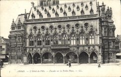 CPA Arras L'Hotel de Ville Facade sur la Petite Place 