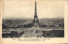 CPA Paris Le Parc du Champ de Mars et la Tour Eiffel 