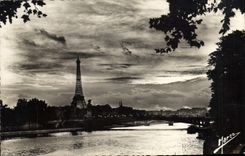 CPA Notre Paris Crepuscule sur le pont Alexandre III et la Tour Eiffel 