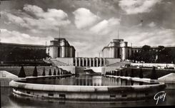 CPA Paris Le palais de Chaillor vu des jardins 