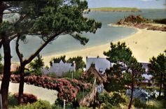 CPA Perros Guirec Cotes du Nord Plage de Trestrignel vue de Bella Riva 