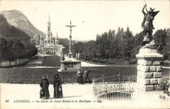 CPA Lourdes la statue de Saint Michel et la Basilique 