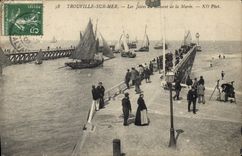 CPA Trouville sur Mer les Jetees au moment a la Maree Bateaux