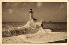 CPA Le Treport Seine Inferieure le Phare par tempete 