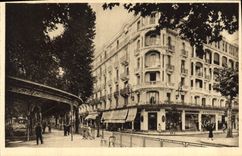 CPA Vichy Allier l'Hotel du Parc et les Allees Couvertes 