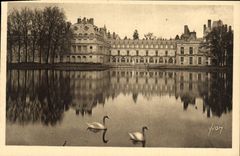 CPA Fontainebleau S et M le Palais et l'Etang des Carpes 