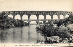CPA Le Pont du Gard vu de face sur la rive droite du Gardon 