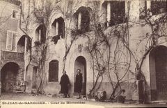 CPA St Jean de Garguier Cour du Monastere 