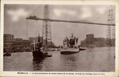 CPA Marseille le Couronnement de Notre Dame de la Gare Arrivee du Cortege dans le Port Bateau