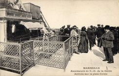 CPA Marseille Ascenseurs de N D de la Garde Arrivee sur la Plate Forme 