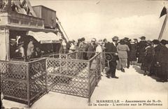 CPA Marseille Ascenseurs de N D de la Gard l'arrivee sur le Plateforme 