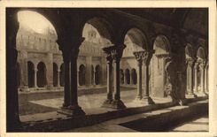 CPA Arles sur Rhone Cour du Cloitre St Trophime et Clocher de l'Homme de Bronze 