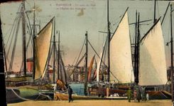CPA Marseille un Coin du Port et l'eglise des Accoules Bateaux