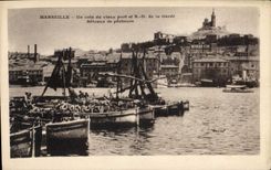 CPA Marseille Un Coin du Vieux Port et N D de la Garde Bateaux de Pecheurs 