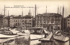 CPA Marseille Yachts de plaisance devant la Mairie 