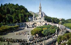 CPA Lourdes Les malades assistant au chemin de Croix 