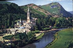 CPA Lourdes La Basilique et le Gave 