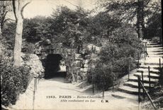 CPA Paris Buttes Chaumont Allee conduisant Au Lac 
