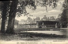 CPA Palais de Fontainebleau Le Chateau vu du Parc 
