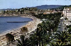 CPA Cannes Am La Plage et le Boulevard de ls Croisette au fond le Suquet 