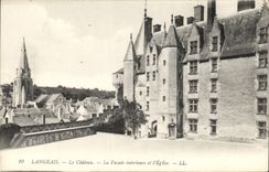 CPA Langeais Le Chateau La Facade interieure et l'Eglise 