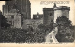 CPA Loches Le Donjon et la Tour Louis XI Monument historique 