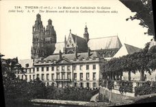 CPA Tours L et L Le Musee et la Cathedrale St Gatien Cote Sud 